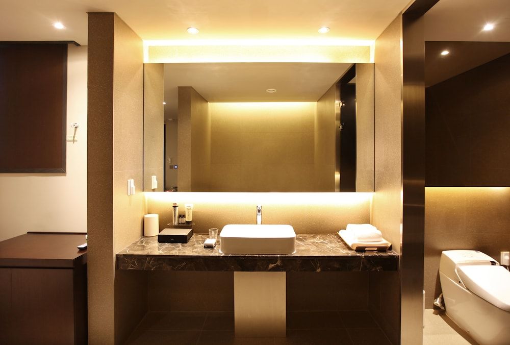 Vine Hotel Super Deluxe (Saturday Check-in Time: 8 PM) 7
