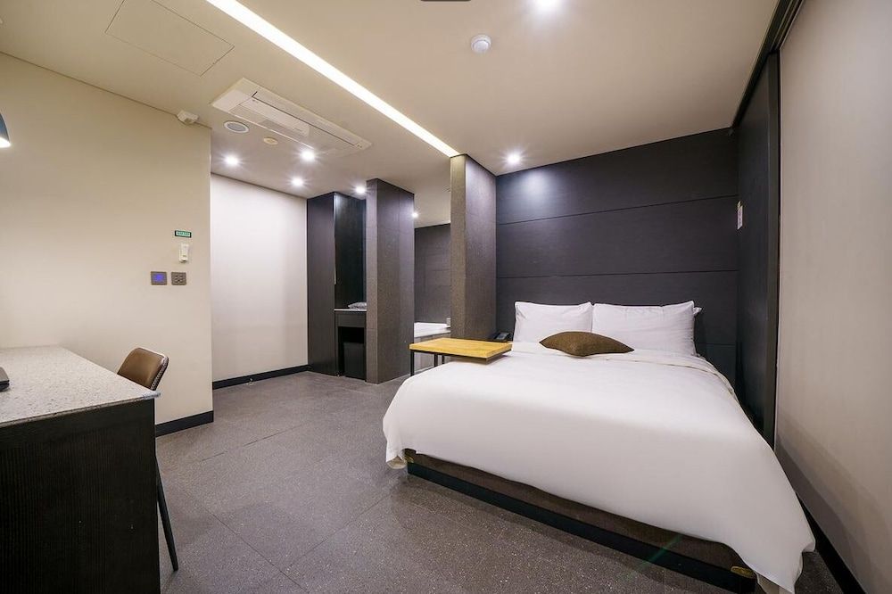 Vine Hotel Deluxe Room (Saturday Check-in Time: 8 PM) 10