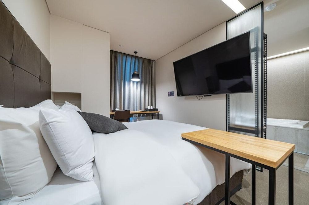 Vine Hotel Deluxe Room (Saturday Check-in Time: 8 PM)