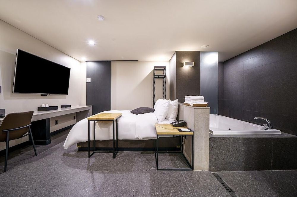 Vine Hotel Deluxe Room (Saturday Check-in Time: 8 PM) 16