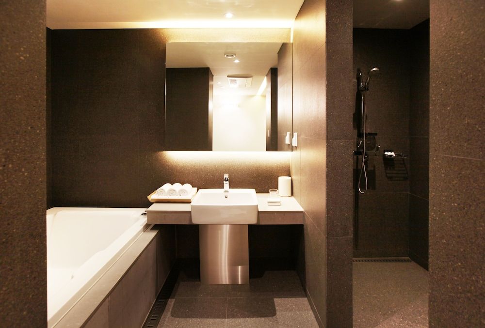 Vine Hotel Deluxe Room (Saturday Check-in Time: 8 PM) 13