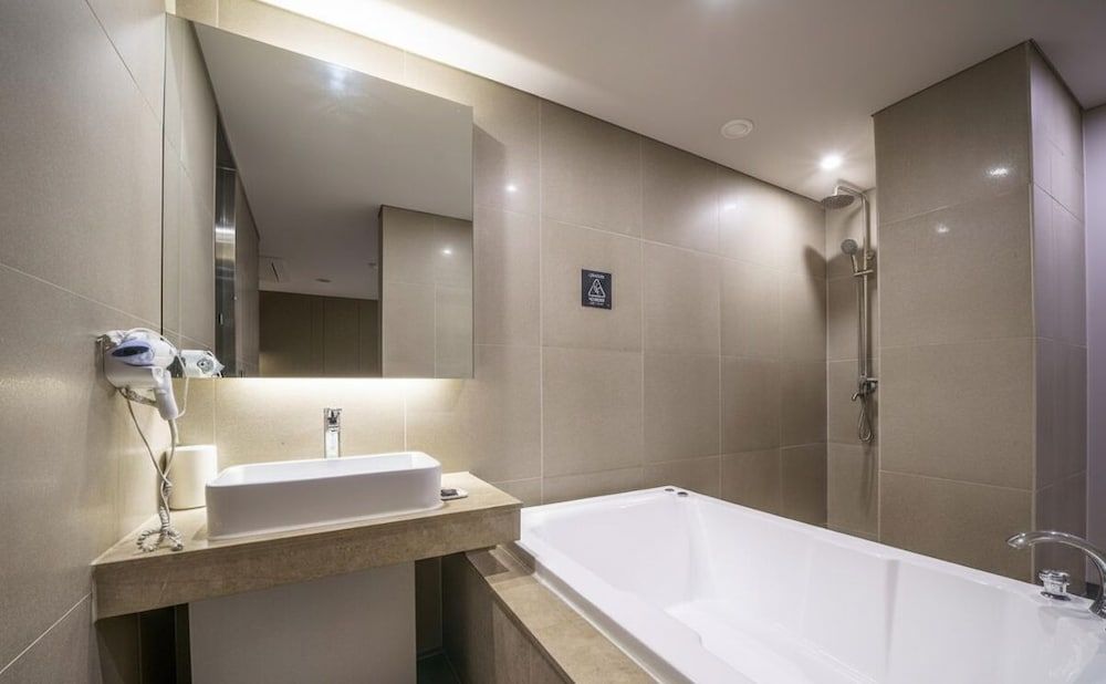 Vine Hotel Deluxe Room (Saturday Check-in Time: 8 PM) 12