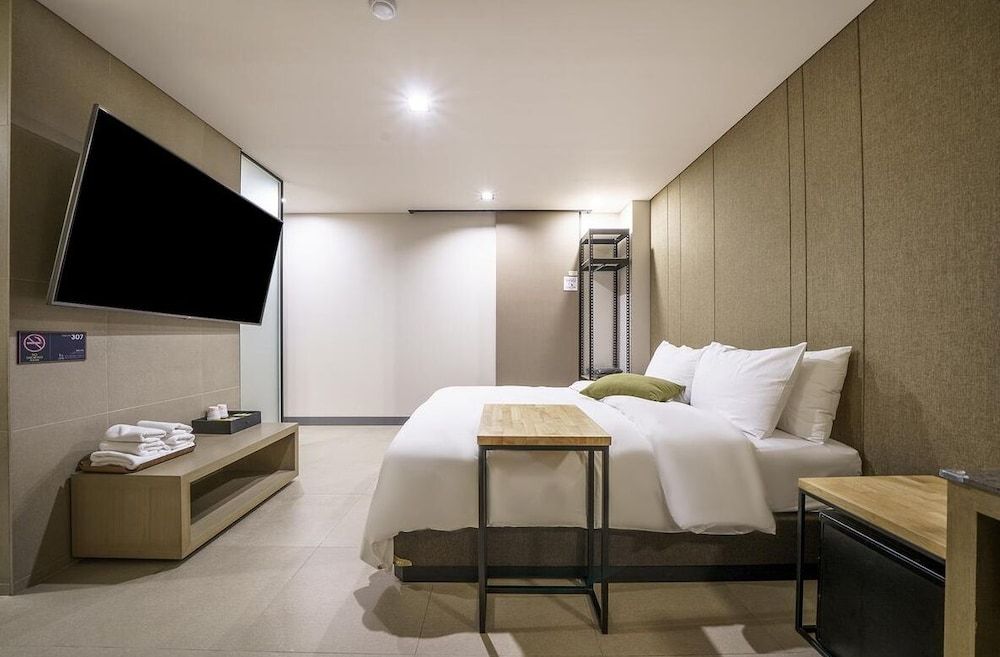 Vine Hotel Deluxe Room (Saturday Check-in Time: 8 PM) 6