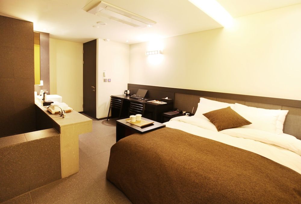 Vine Hotel Deluxe Room (Saturday Check-in Time: 8 PM) 11