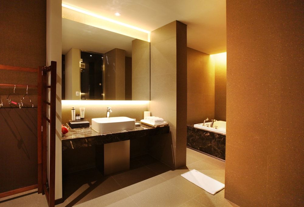 Vine Hotel Super Twin (Saturday Check-in Time: 8 PM) 8