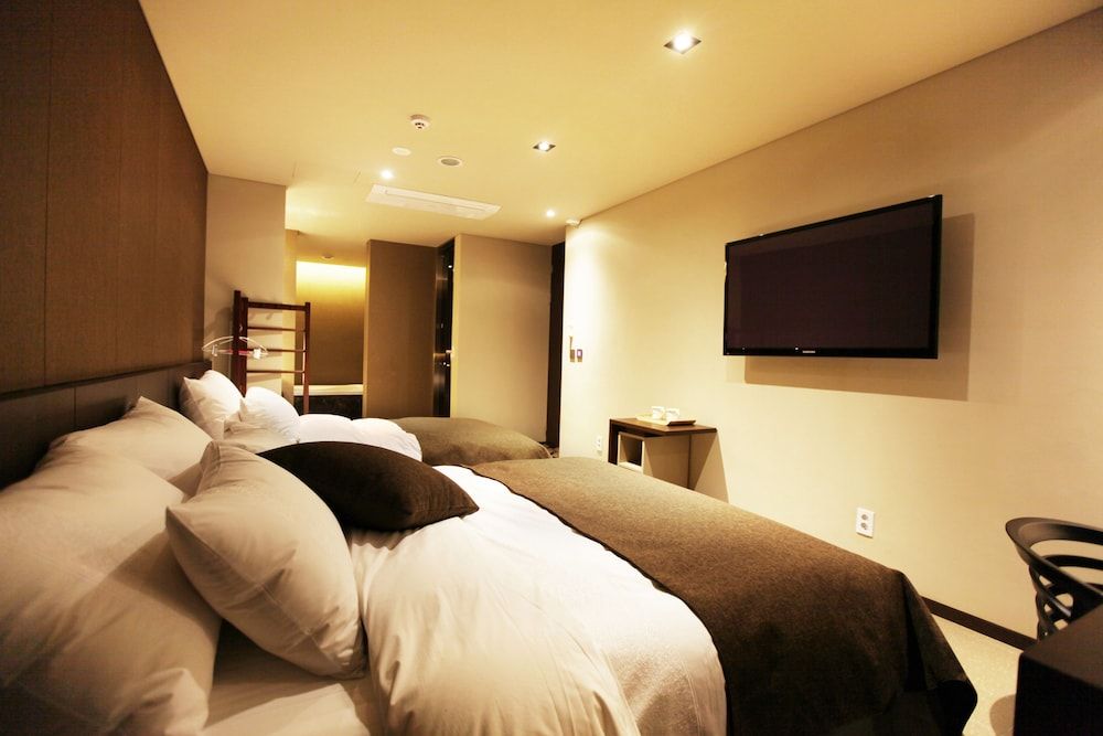 Vine Hotel Super Twin (Saturday Check-in Time: 8 PM)