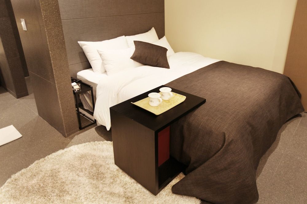 Vine Hotel Deluxe Room (Saturday Check-in Time: 8 PM) 4