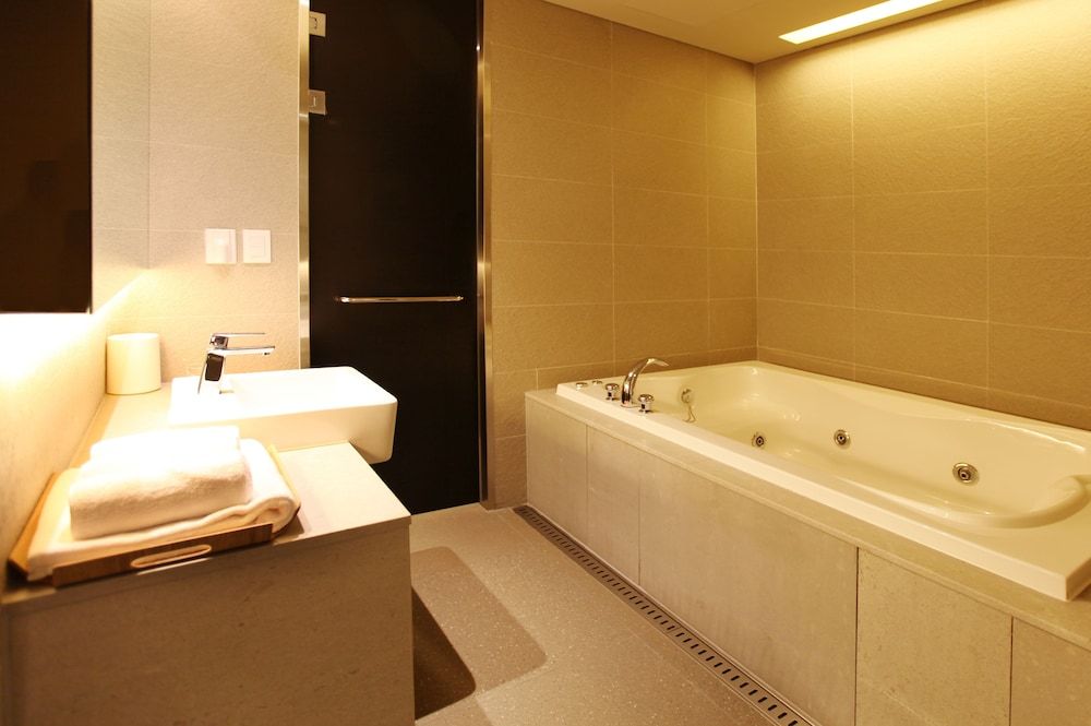 Vine Hotel Deluxe Room (Saturday Check-in Time: 8 PM) 18