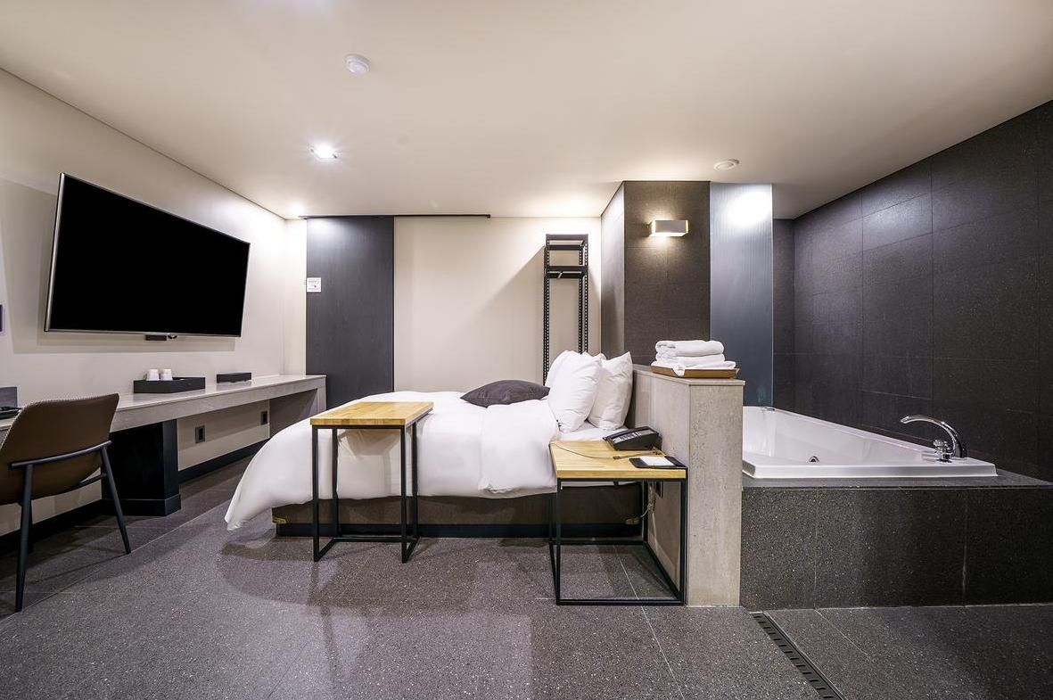 Vine Hotel Deluxe Room 3