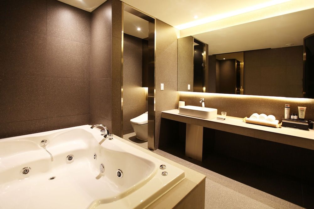 Vine Hotel Super Deluxe (Saturday Check-in Time: 8 PM) 11