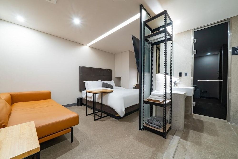 Vine Hotel Deluxe Room (Saturday Check-in Time: 8 PM) 3