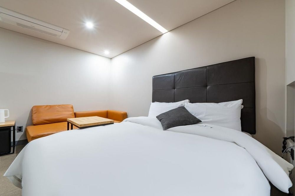 Vine Hotel Deluxe Room (Saturday Check-in Time: 8 PM) 4