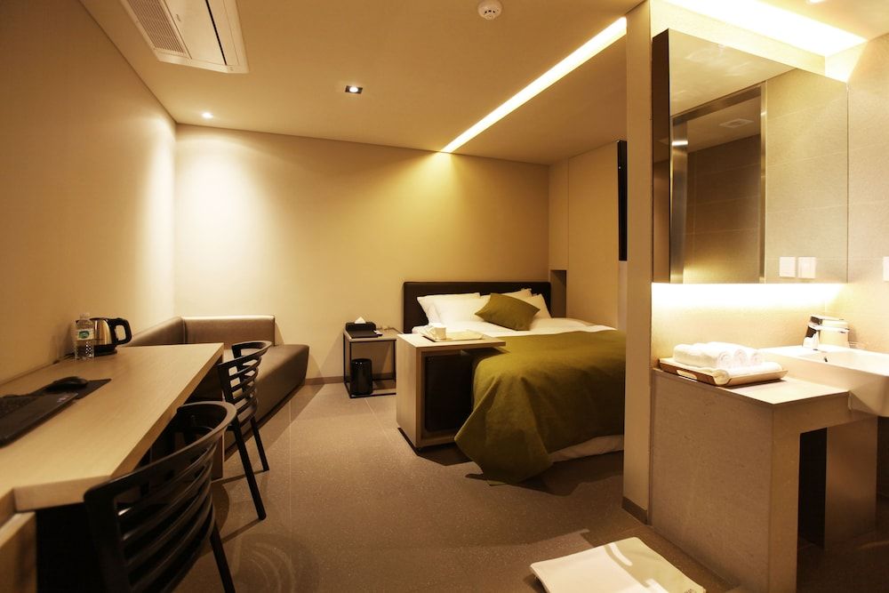 Vine Hotel Deluxe Room (Saturday Check-in Time: 8 PM) 25