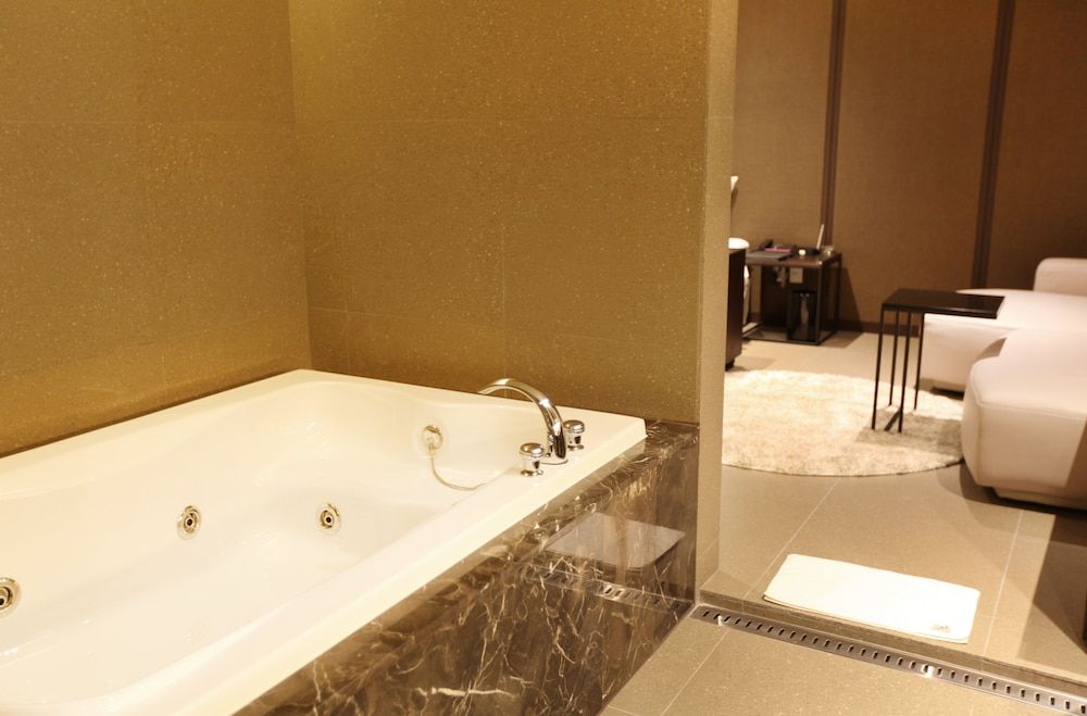 Vine Hotel Super Deluxe (Saturday Check-in Time: 8 PM) 15