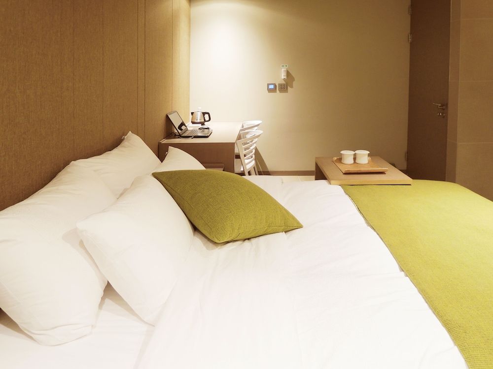 Vine Hotel Deluxe Room (Saturday Check-in Time: 8 PM) 8
