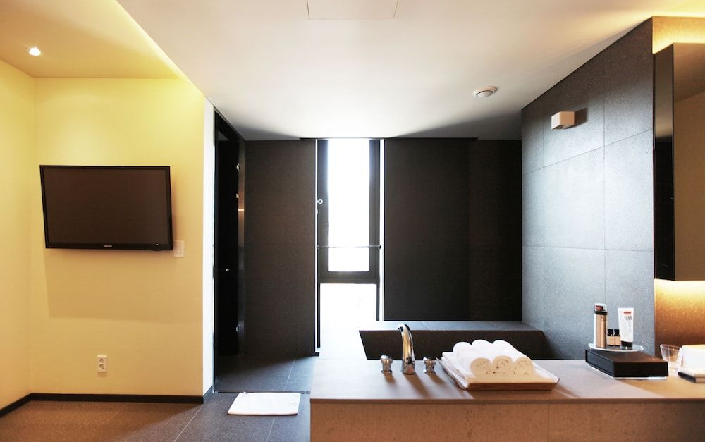 Vine Hotel Deluxe Room (Saturday Check-in Time: 8 PM) 24