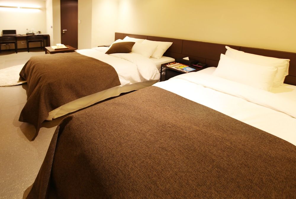 Vine Hotel Super Twin (Saturday Check-in Time: 8 PM) 4