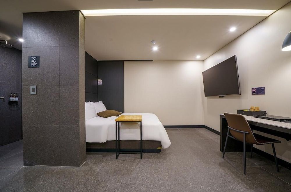 Vine Hotel Deluxe Room (Saturday Check-in Time: 8 PM) 9