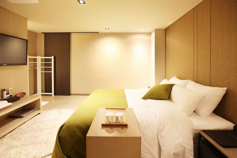 Vine Hotel Deluxe Room (Saturday Check-in Time: 8 PM) 3