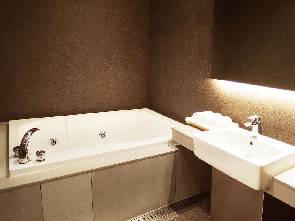 Vine Hotel Deluxe Room (Saturday Check-in Time: 8 PM) 20
