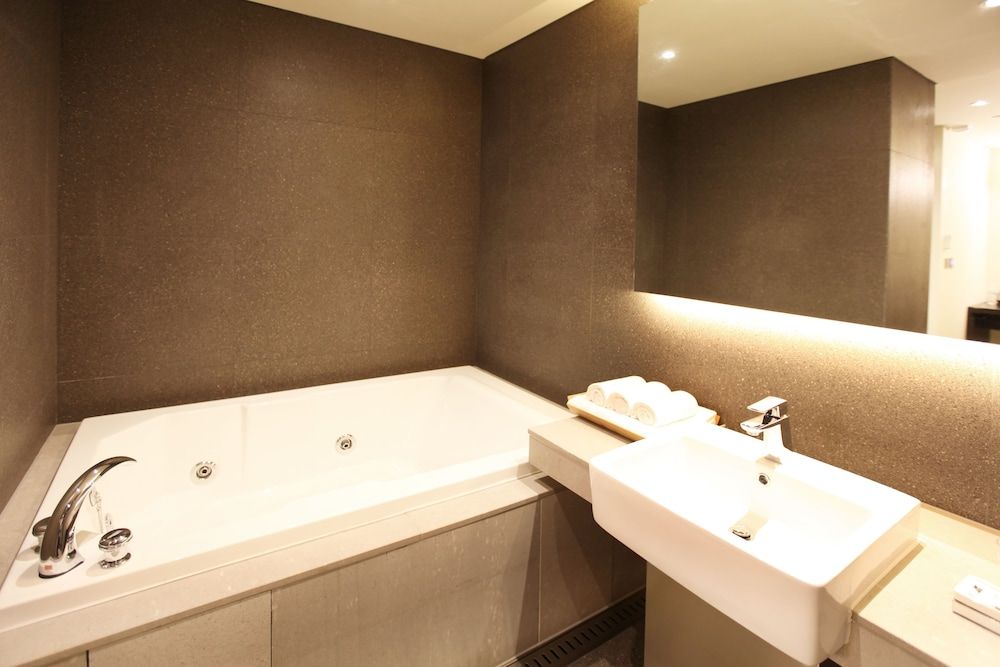 Vine Hotel Deluxe Room (Saturday Check-in Time: 8 PM) 19