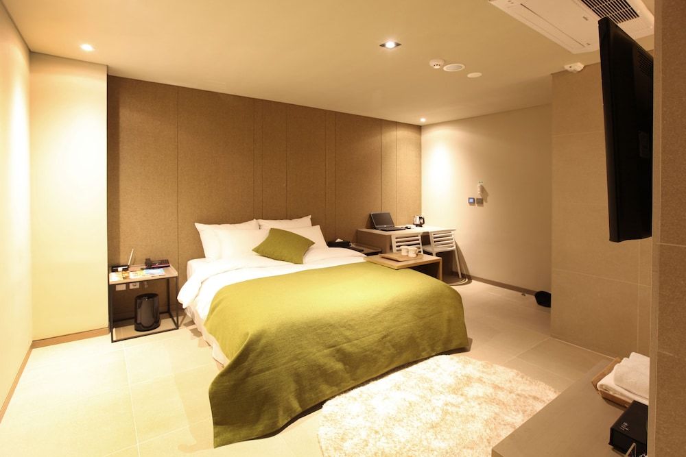 Vine Hotel Deluxe Room (Saturday Check-in Time: 8 PM) 2