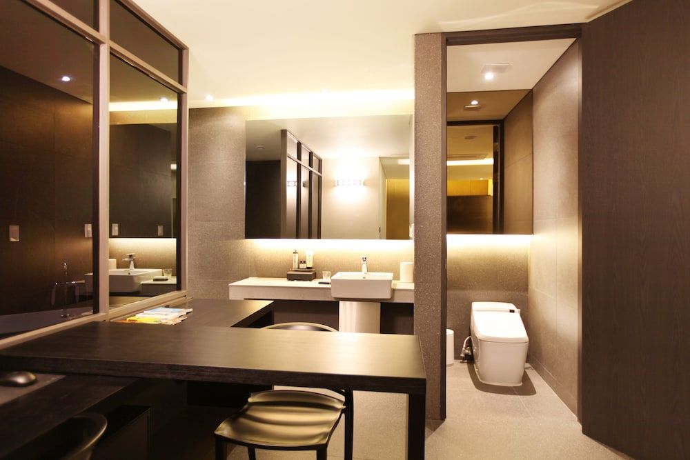 Vine Hotel Super Deluxe (Saturday Check-in Time: 8 PM) 8
