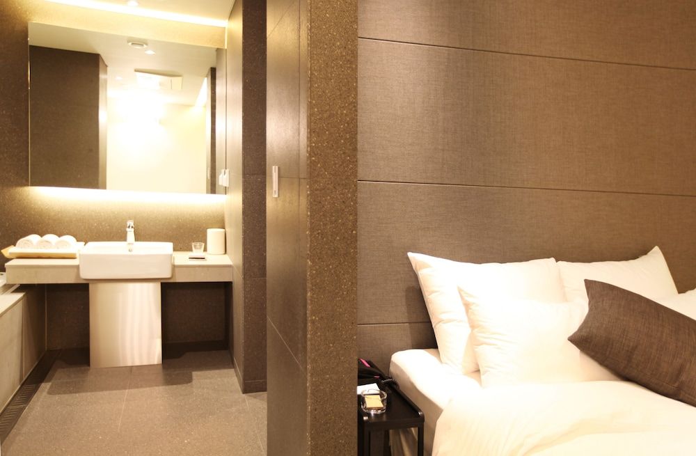 Vine Hotel Deluxe Room (Saturday Check-in Time: 8 PM) 22