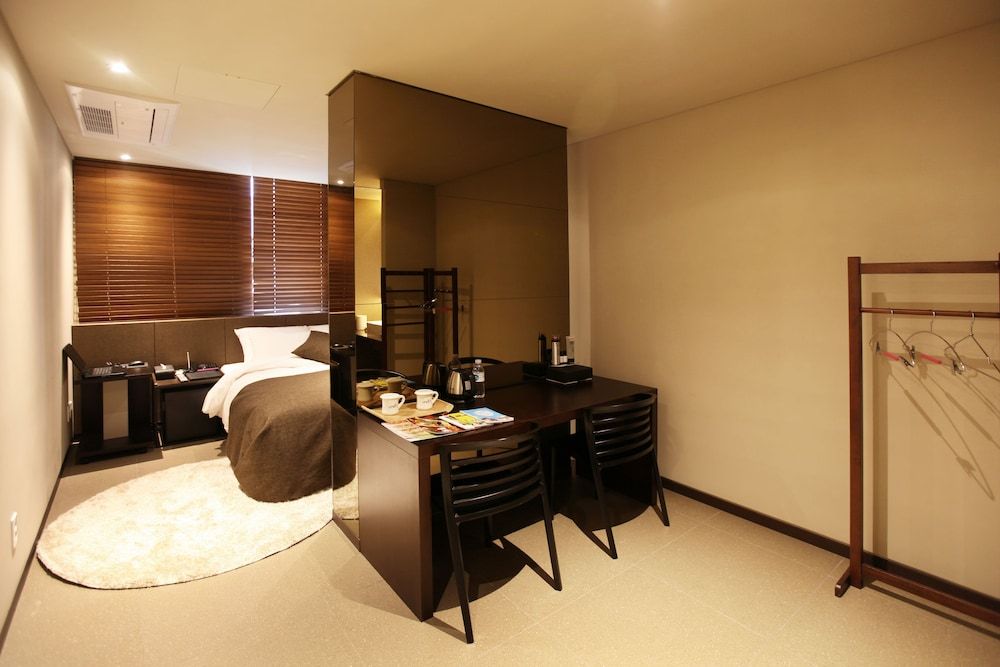 Vine Hotel Super Deluxe (Saturday Check-in Time: 8 PM) 18