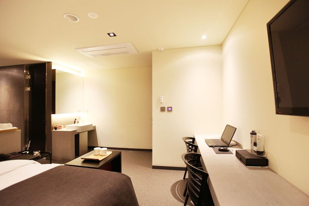 Vine Hotel Deluxe Room (Saturday Check-in Time: 8 PM) 21