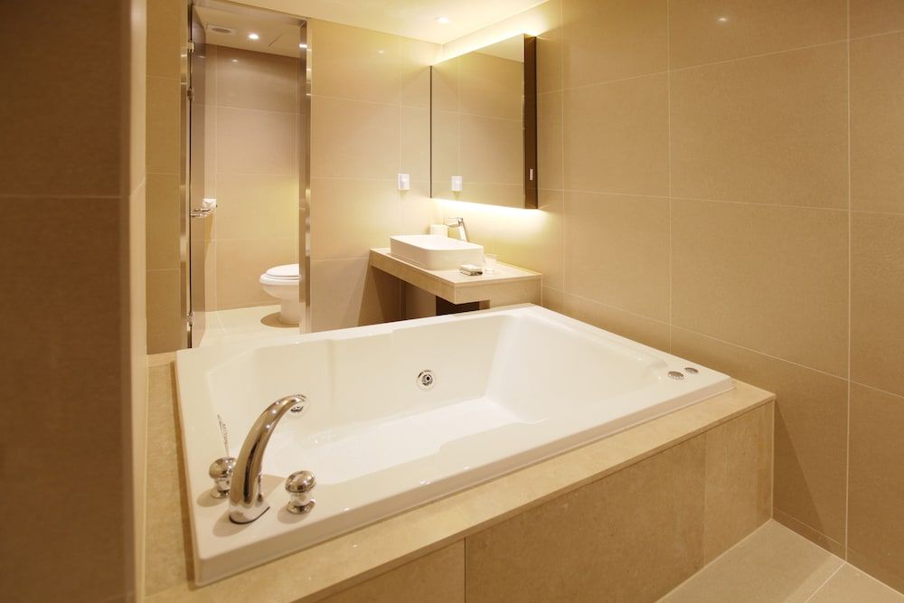 Vine Hotel Deluxe Room (Saturday Check-in Time: 8 PM) 16