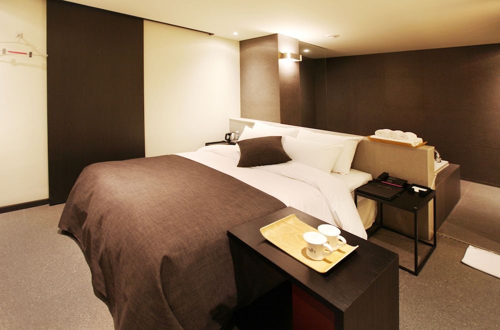 Vine Hotel Deluxe Room (Saturday Check-in Time: 8 PM) 6
