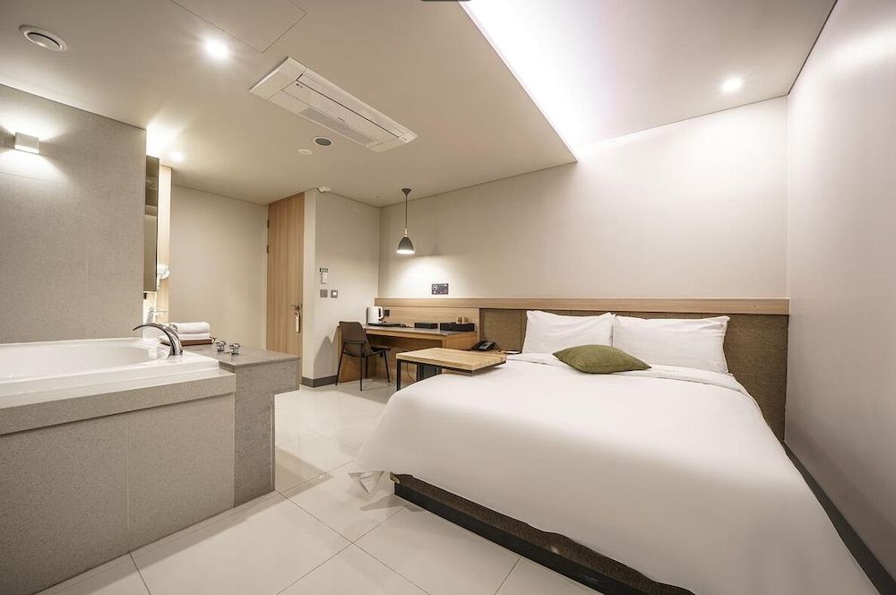 Vine Hotel Deluxe Room (Saturday Check-in Time: 8 PM) 2