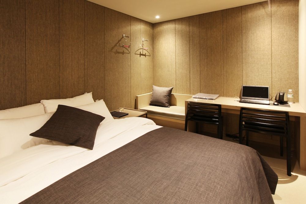 Vine Hotel Deluxe Room (Saturday Check-in Time: 8 PM) 5