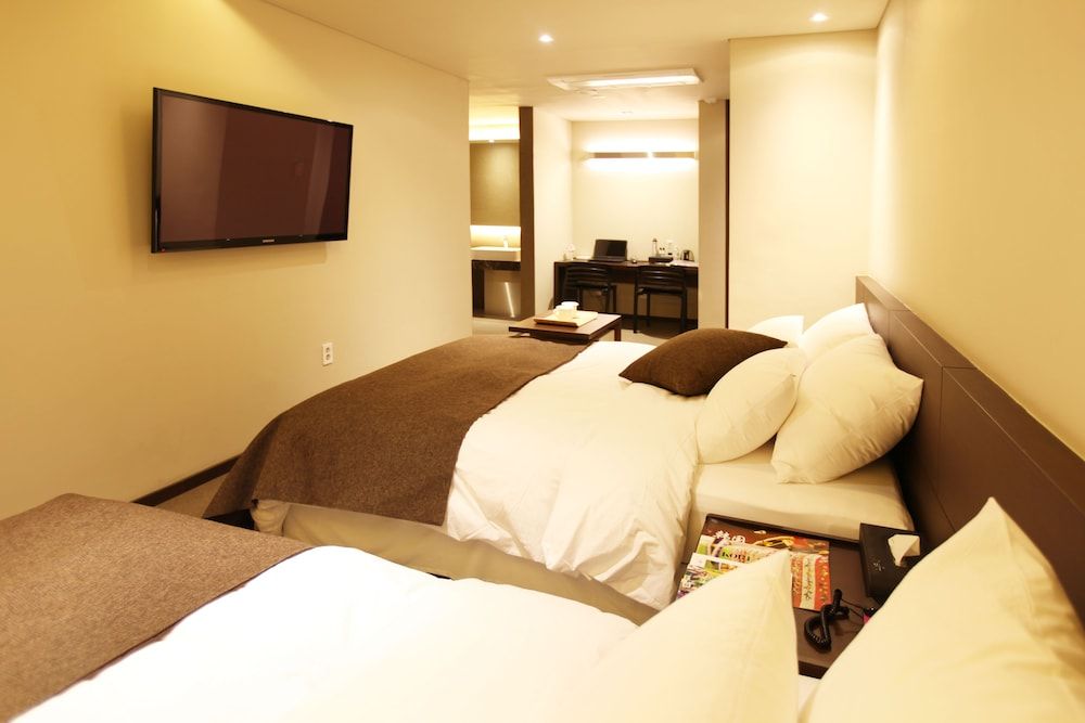 Vine Hotel Super Twin (Saturday Check-in Time: 8 PM) 3
