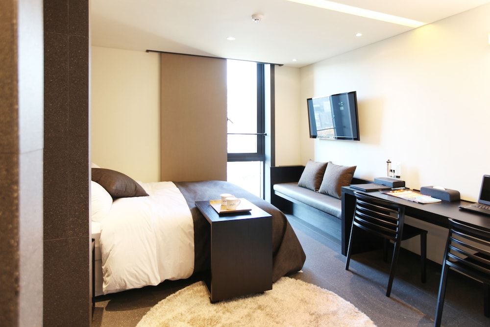 Vine Hotel Deluxe Room (Saturday Check-in Time: 8 PM)