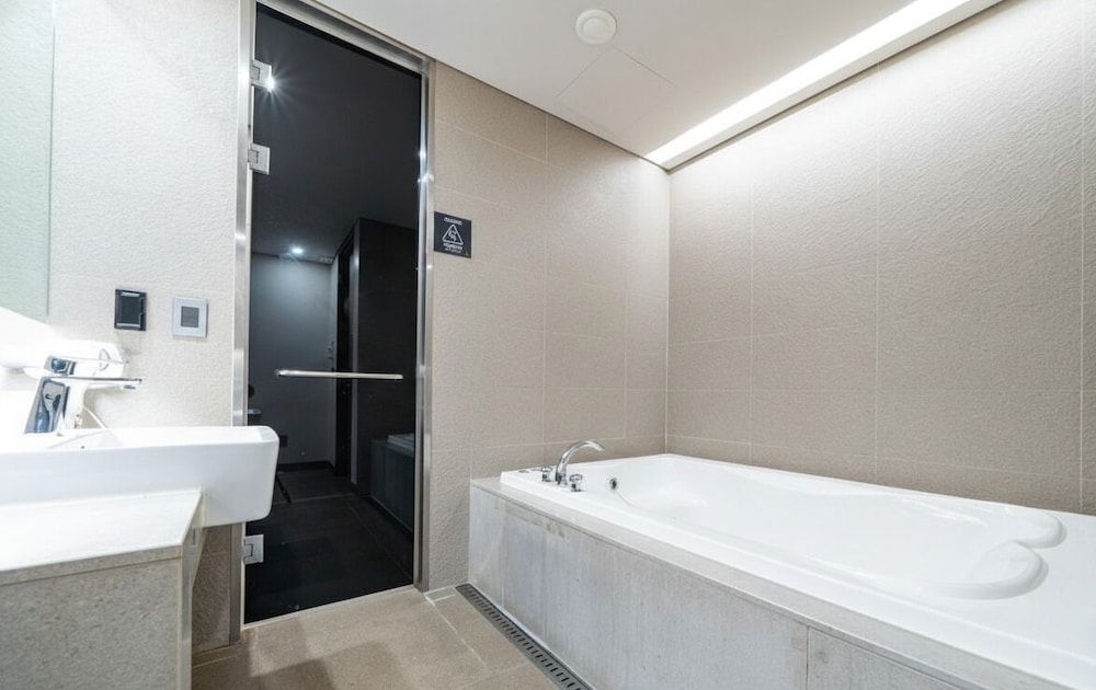 Vine Hotel Deluxe Room (Saturday Check-in Time: 8 PM) 13