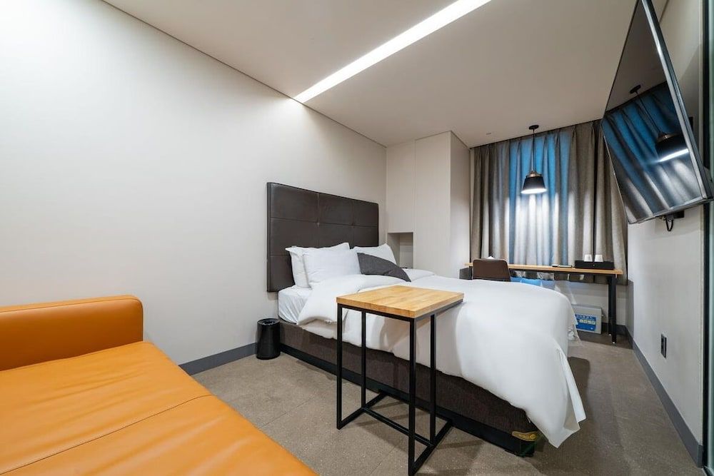 Vine Hotel Deluxe Room (Saturday Check-in Time: 8 PM) 7