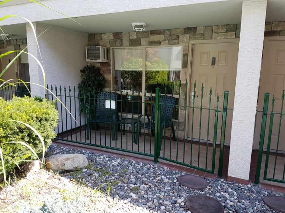 Hilltop Inn Room, 2 Double Beds, Poolside 3