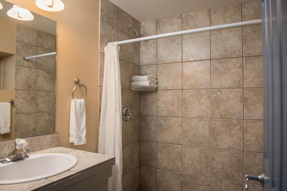 Hilltop Inn Room, 2 Double Beds, Poolside 4