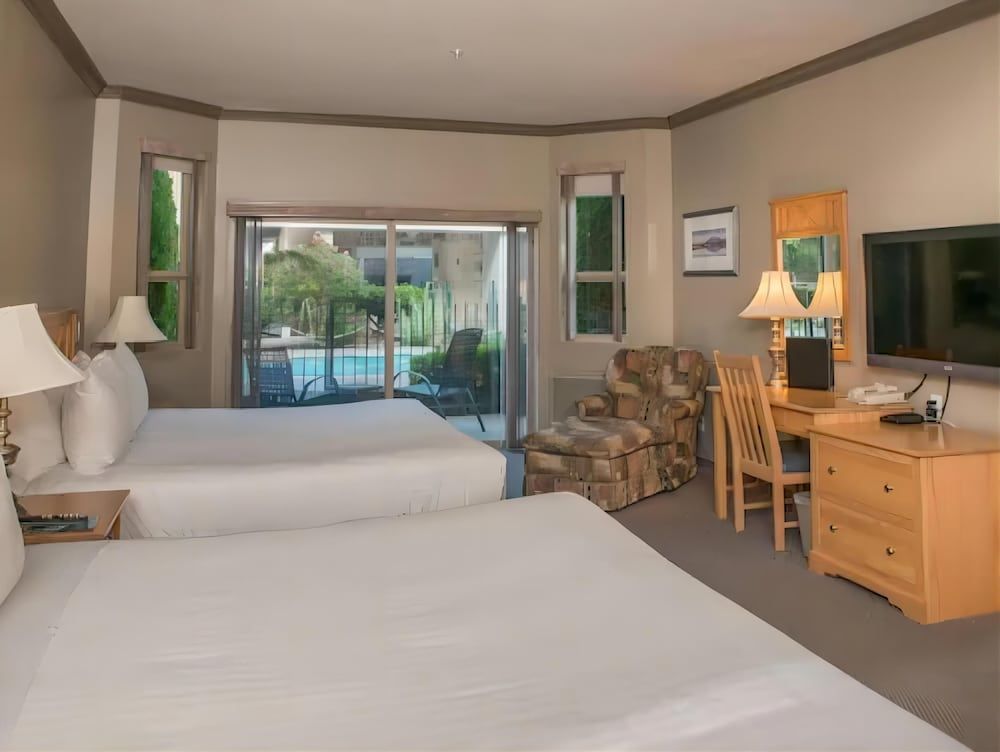 Hilltop Inn Room, 2 Double Beds, Poolside 2