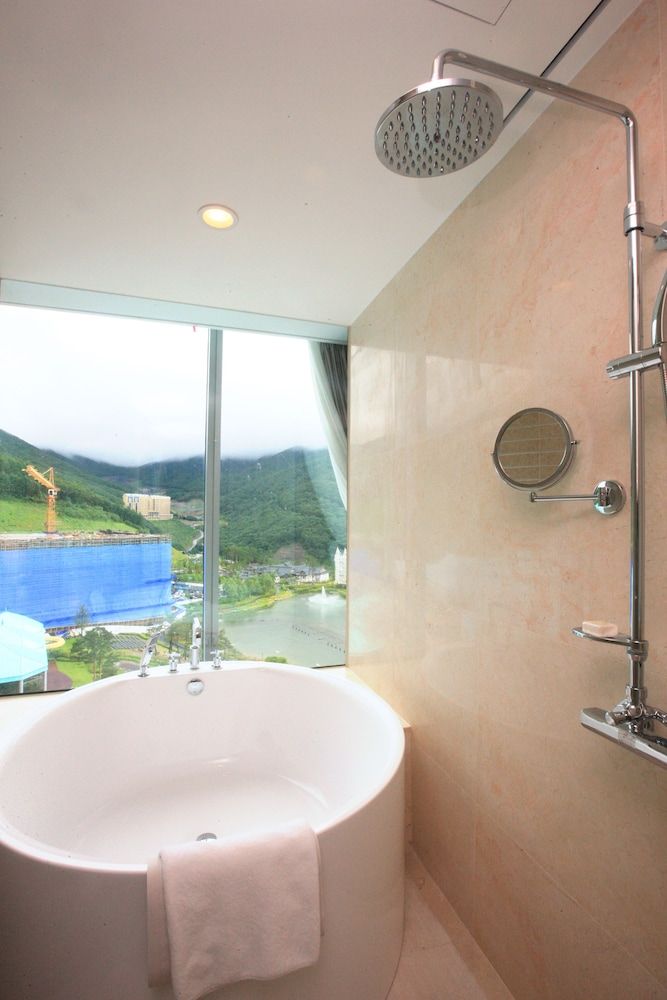 Deep Soaking Bathtub