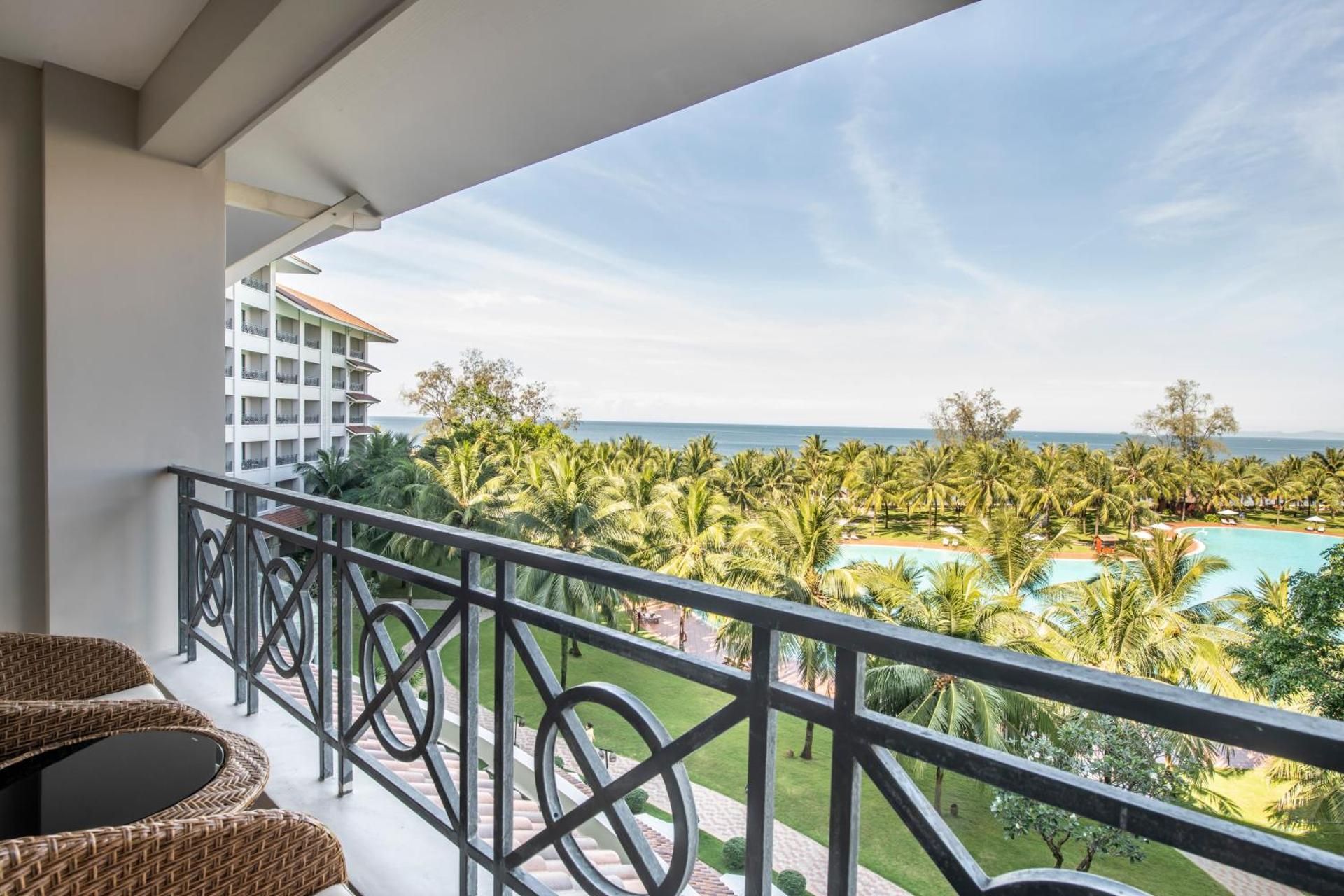 Deluxe Ocean View Room with King Bed - VinWonders and Safari Ticket Included