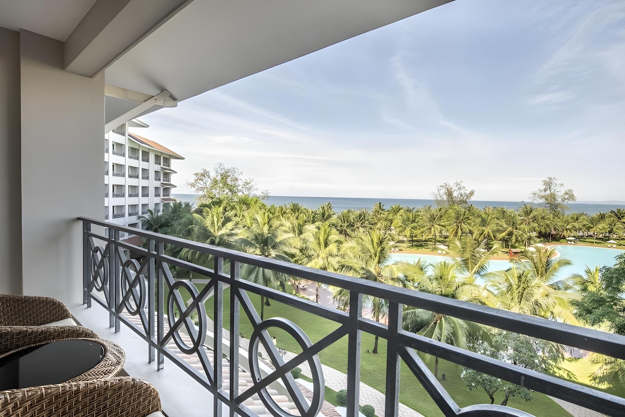 Deluxe Ocean View Twin Room - VinWonders and Safari Ticket Included