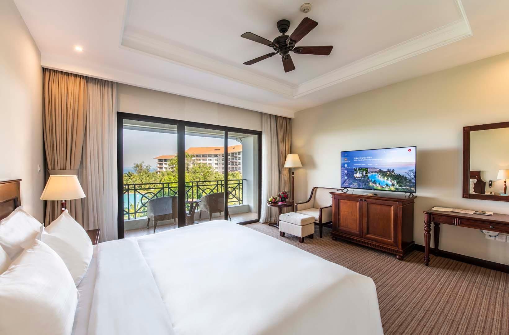 Deluxe Ocean View Room with King Bed - VinWonders and Safari Ticket Included