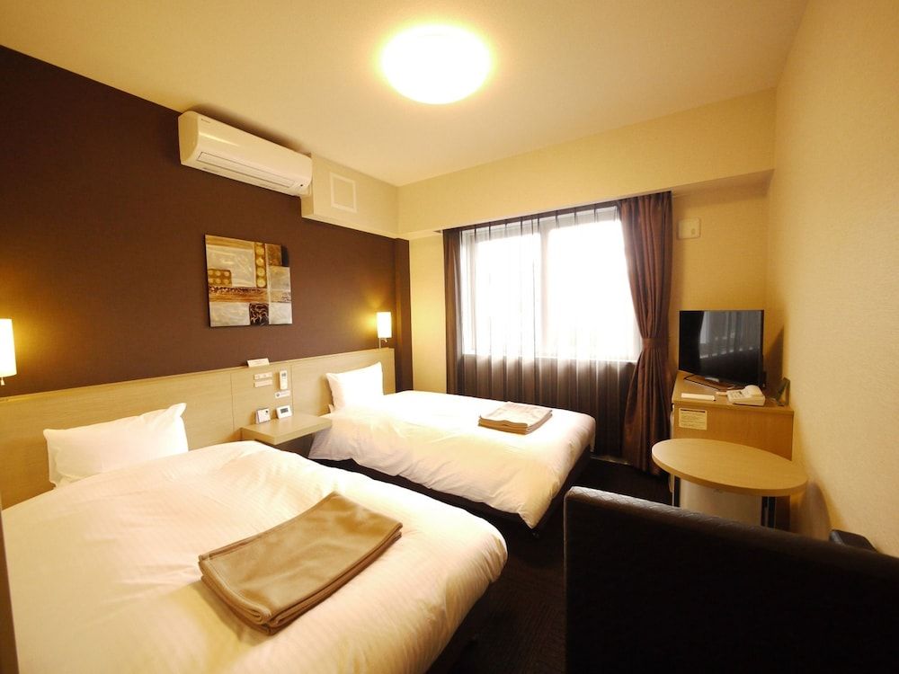 Twin Room, Smoking