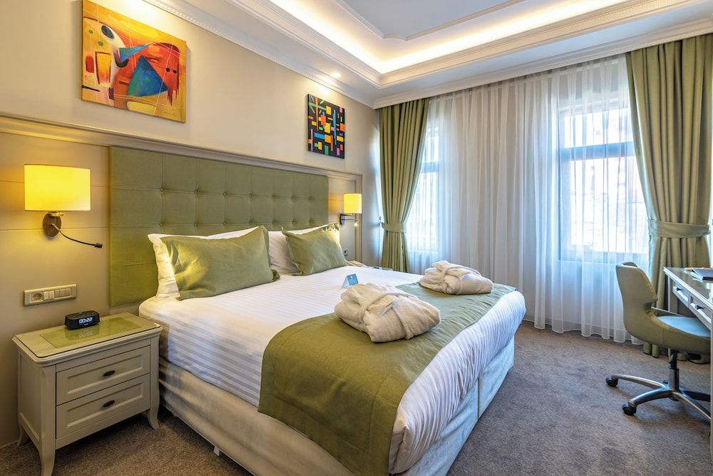 Hotel London 1889 & Casino Standard Double Room 6