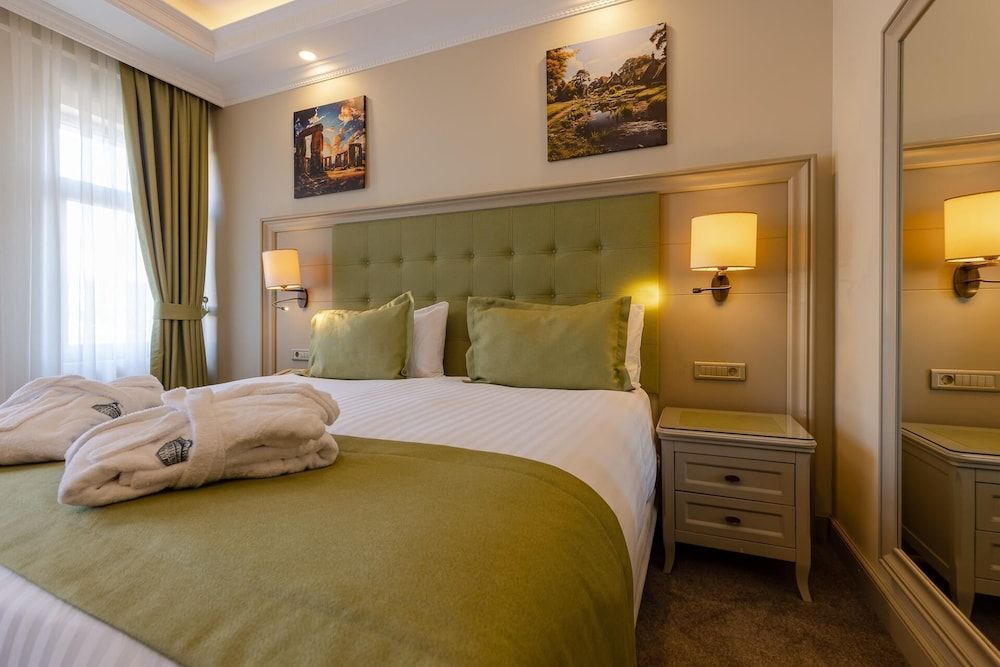 Hotel London 1889 & Casino Standard Double Room 7