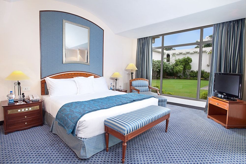 Suite, 1 King Bed, Pool View (Ethnic Suite)