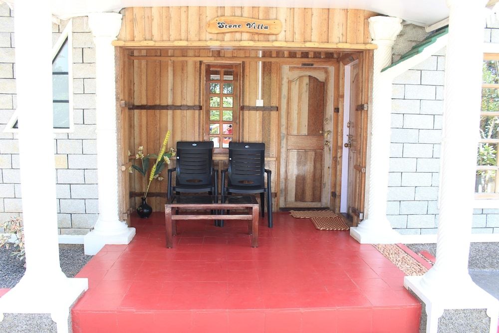 Green Ark Resorts-Thekkady Deluxe Room 4